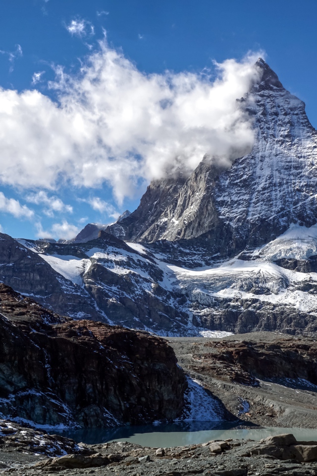 Гора Маттерхорн под голубым небом, Швейцария