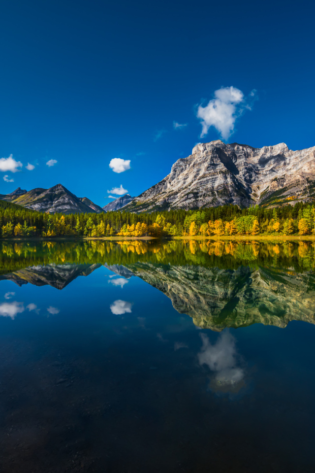 Горы отражаются в озере, Канада 