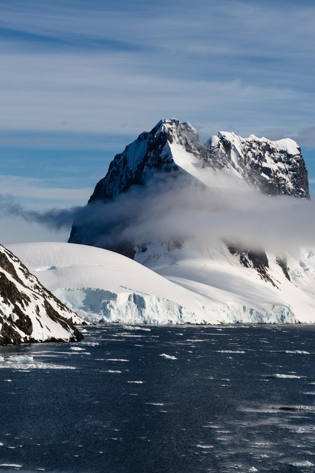 Заснеженные горы у покрытого льдом океана 