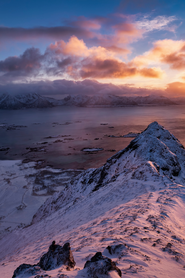 Покрытые снегом горы на закате солнца 