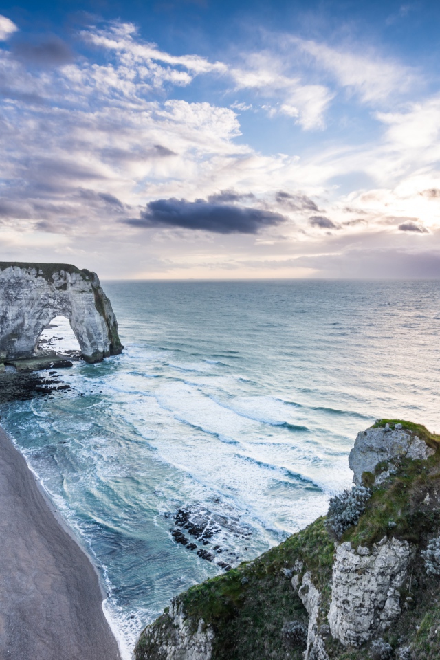 Крутые скалы на берегу океана на закате