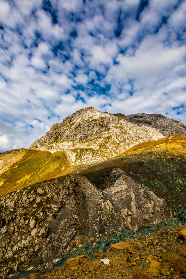 Швейцарские Альпы под голубым небом с белыми облаками