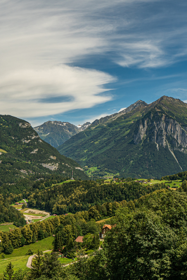 Высокие покрытые зеленью альпы под красивым небом, Швейцария 