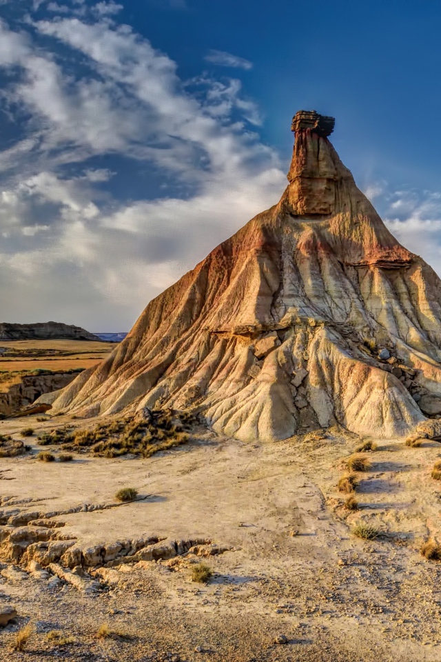 Вид на высокую гору под голубым небом