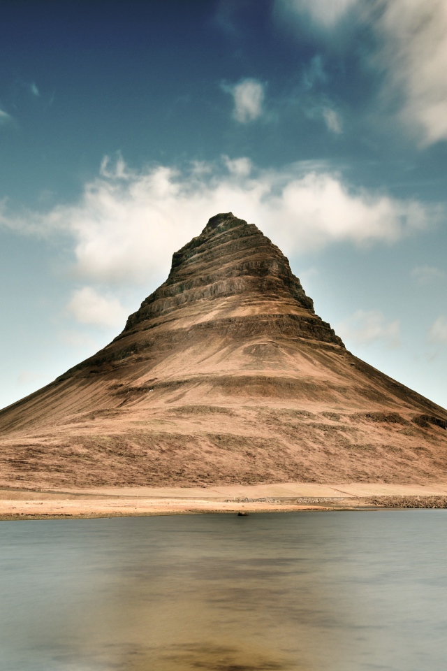 Вид на гору Киркьюфетль у озера, Исландия