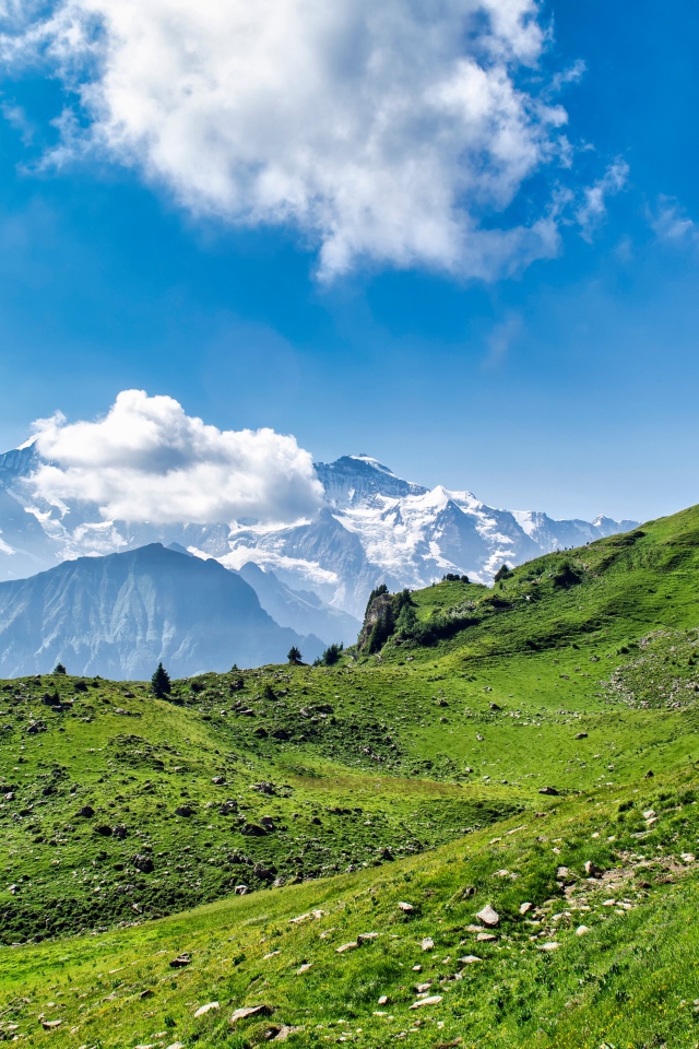 Белые облака над вершинами гор в голубом небе 