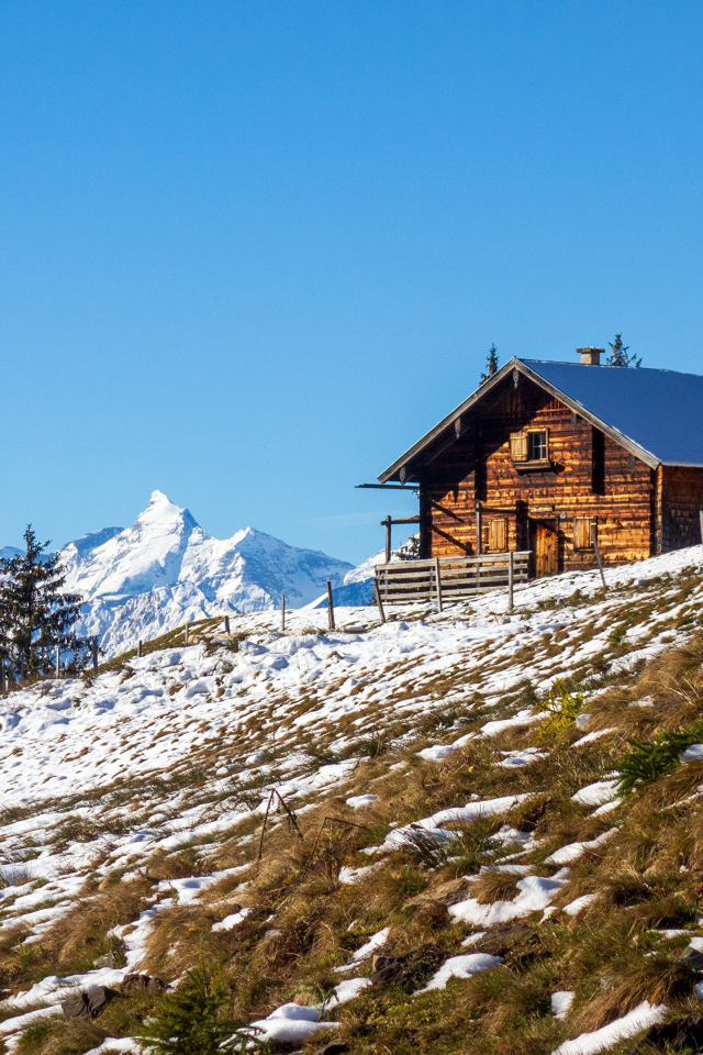 Деревянный дом на заснеженном склоне Альп