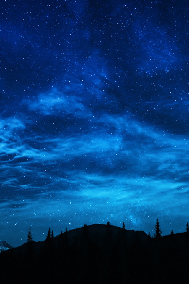 Красивое ночное небо над заснеженной горой