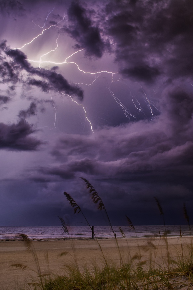 Красивое грозовое небо с молнией и черными облаками