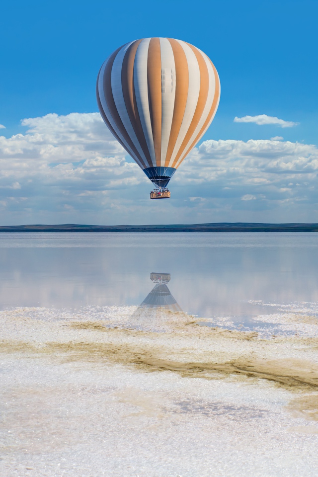 Большой воздушный шар летит на водой
