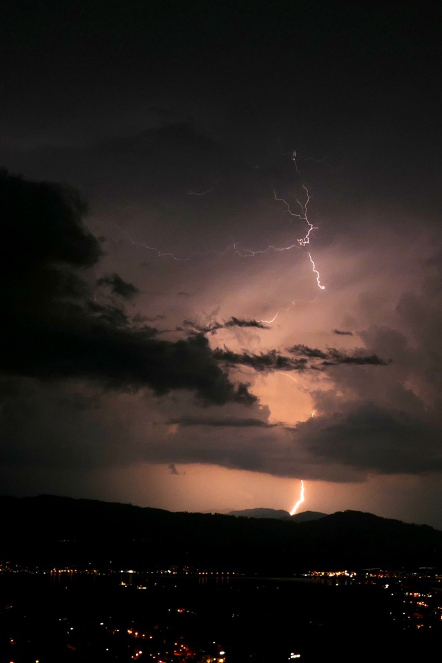 Яркое грозовое небо с молнией 