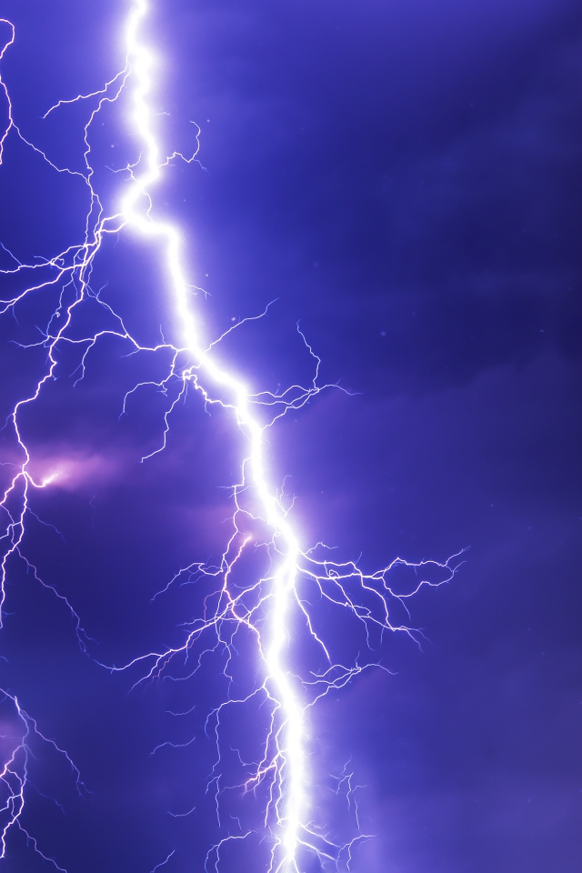 Яркая белая молния в грозовом небе 