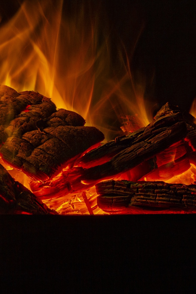 Дрова горят желтым пламенем в камине