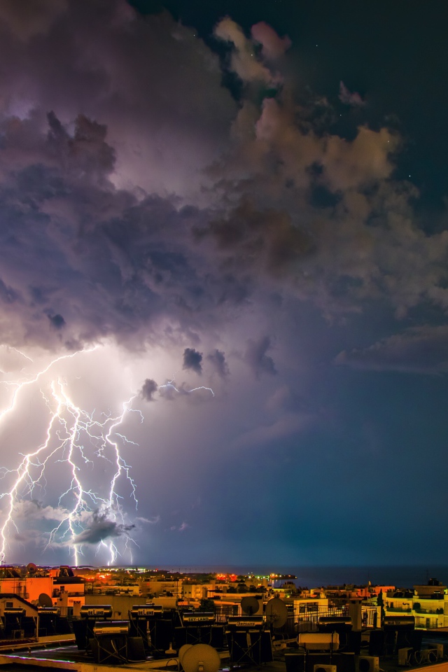Шторм с молнией на фоне ночного города 
