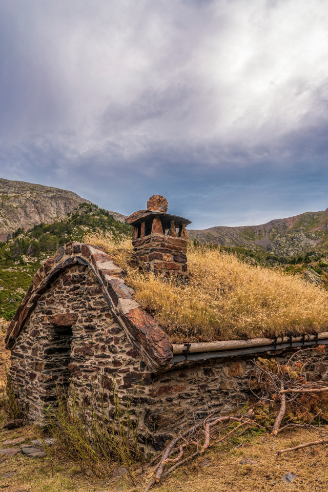 Маленький дом из камня покрыт мхом