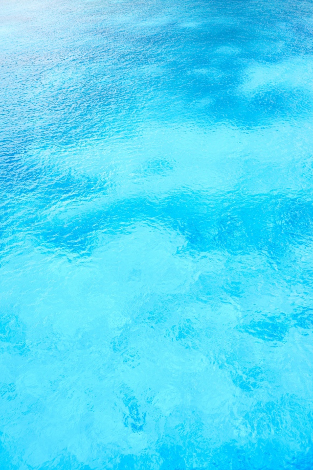 Чистая спокойная голубая вода в океане 