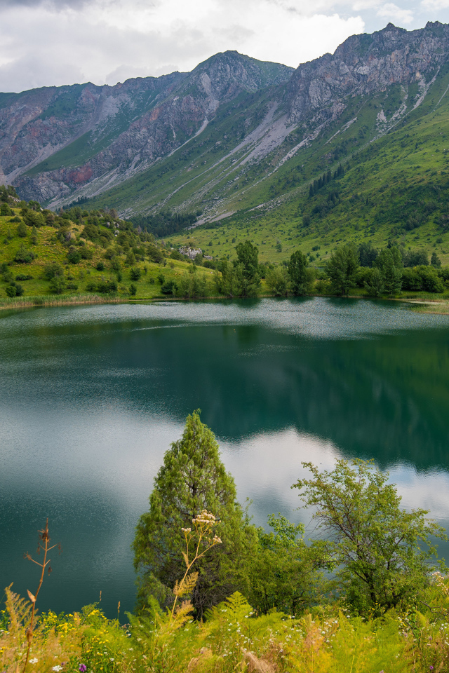 Глубокое холодное озеро в горах 