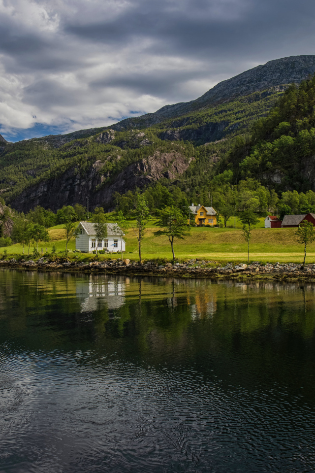 Глубокая река у высокой горы