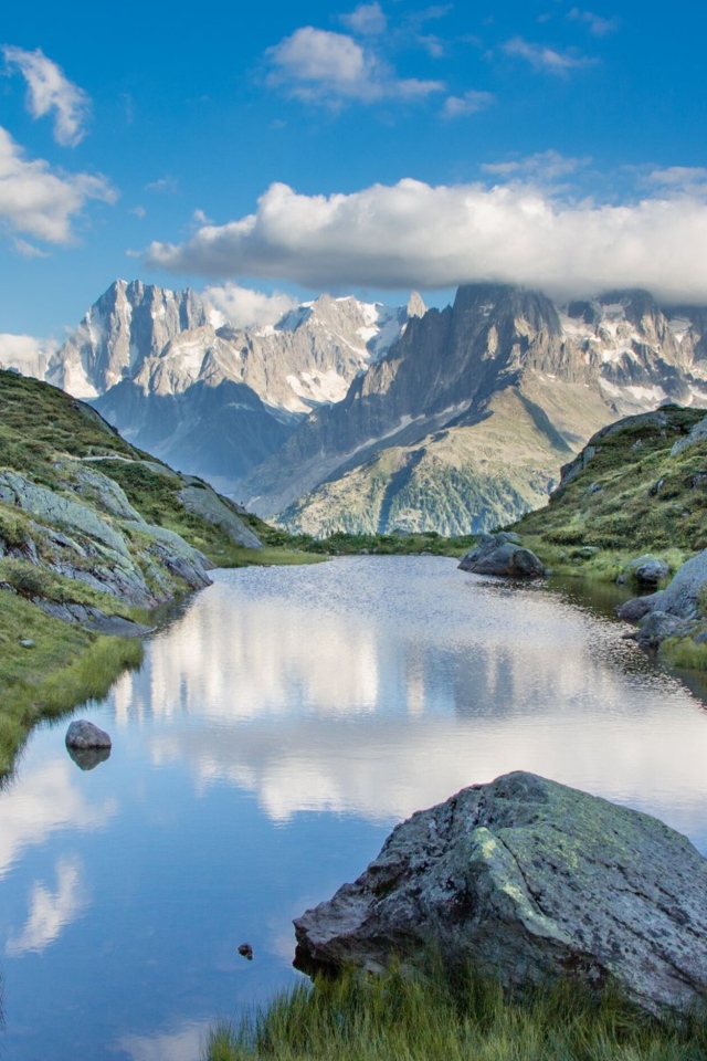 Озеро у больших горных массивов 