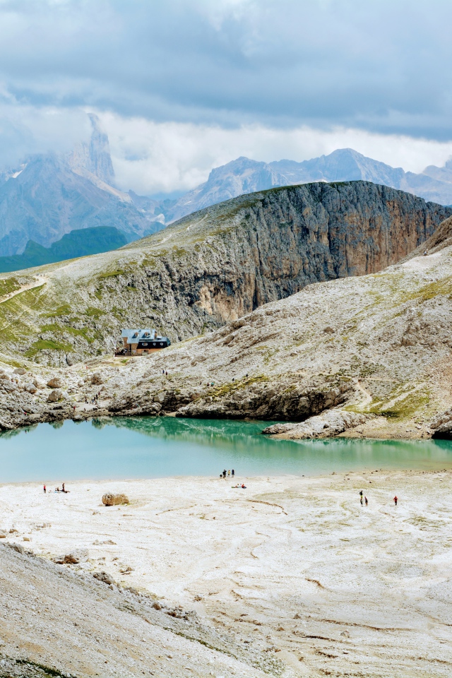 Маленькое голубое озеро в горах
