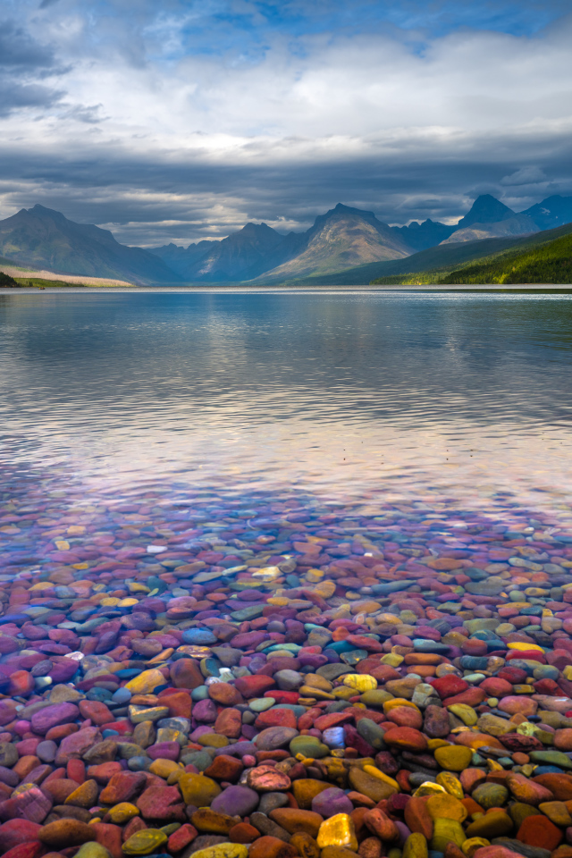 Гладкие разноцветные камни в озере 