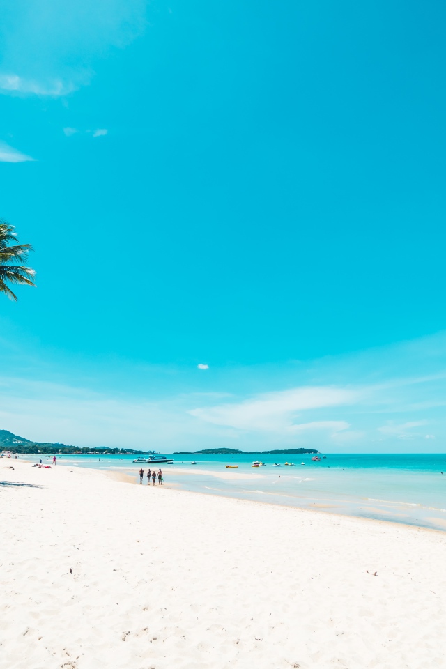 Красивое голубое небо на тропическом пляже с белым песком