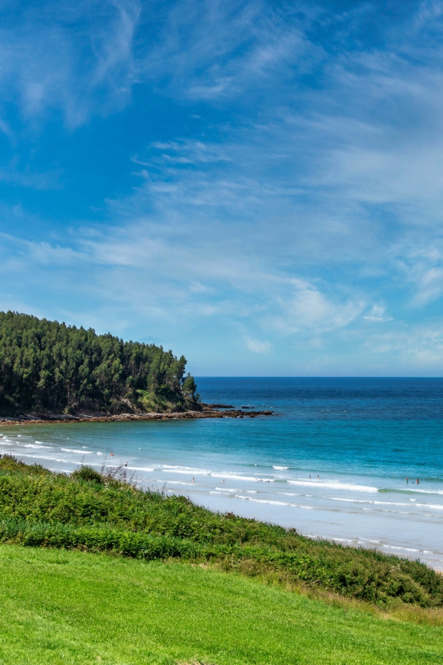 Красивое голубое небо с белыми облаками над морем 