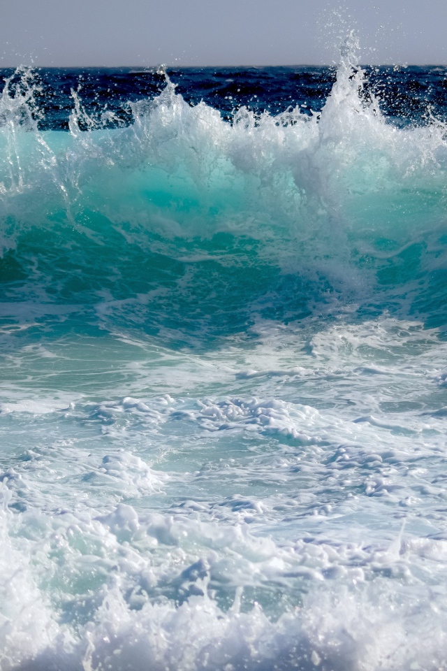 Красивые голубые волны с белой пеной 