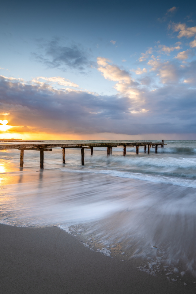 Красивые спокойные морские волны на закате