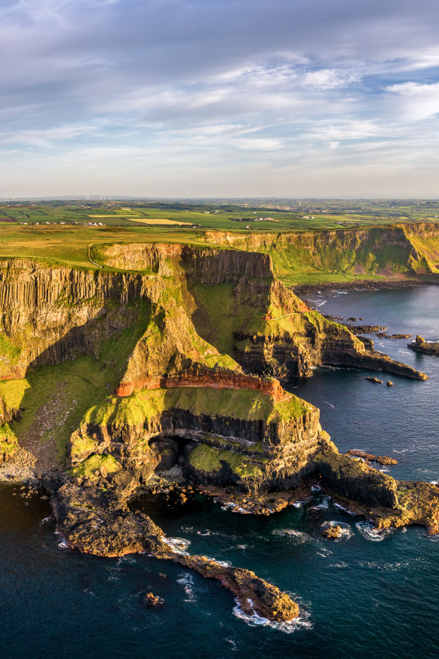Красивый вид на зеленый утес у моря, Великобритания