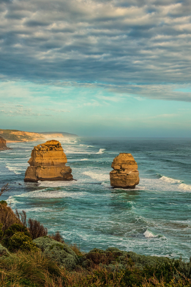 Красивый вид на скалистую береговую линию океана