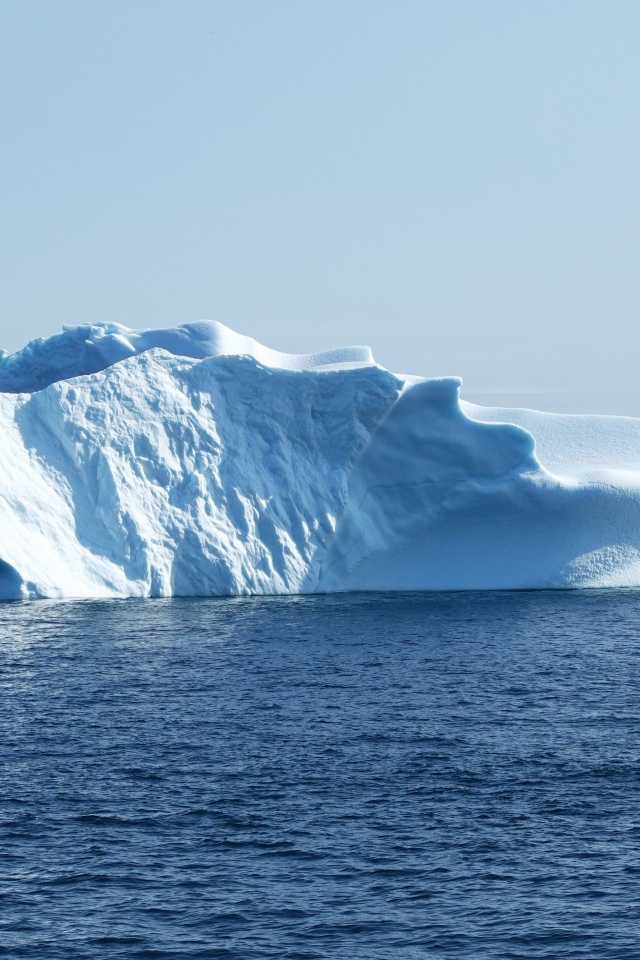 Большой айсберг в тихом холодном море 