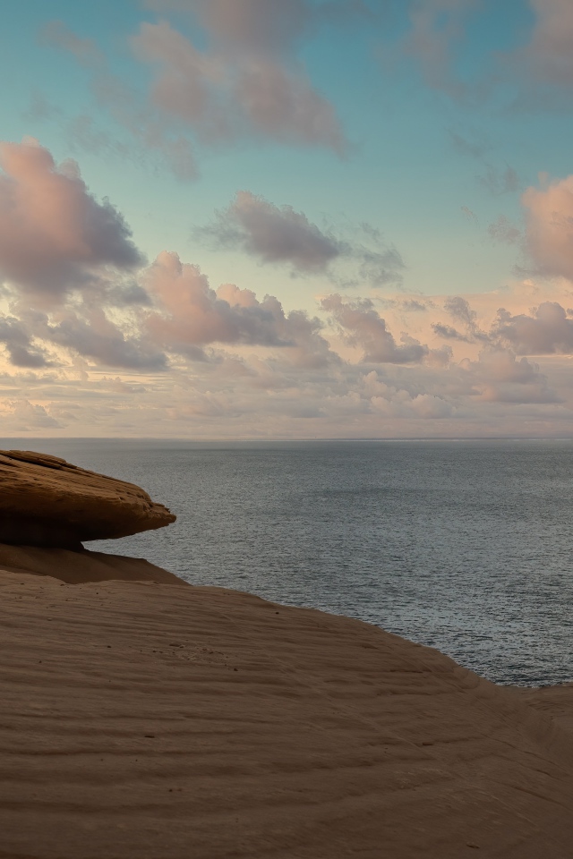 Большой камень на берегу моря 