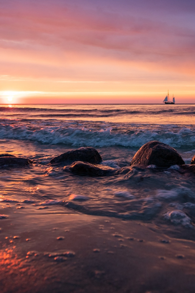 Валуны на берегу моря на мокром песке 