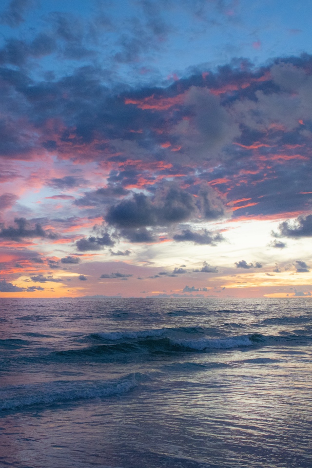 Спокойные морские волны в море на закате 