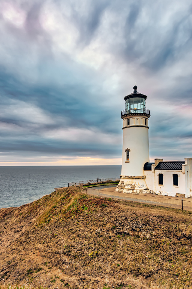 Маяк на берегу моря под красивым небом 