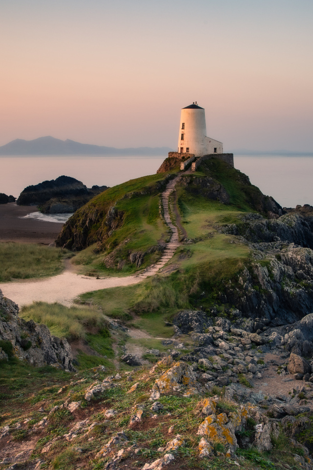 Маяк на краю утеса у моря, Великобритания 