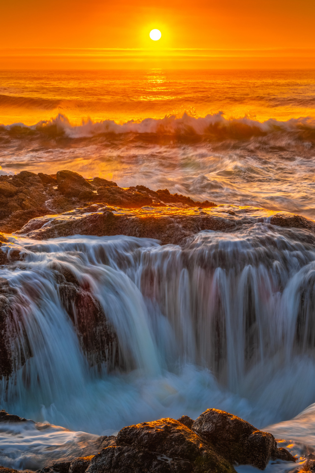 Вода океана стекает в дыру на закате солнца
