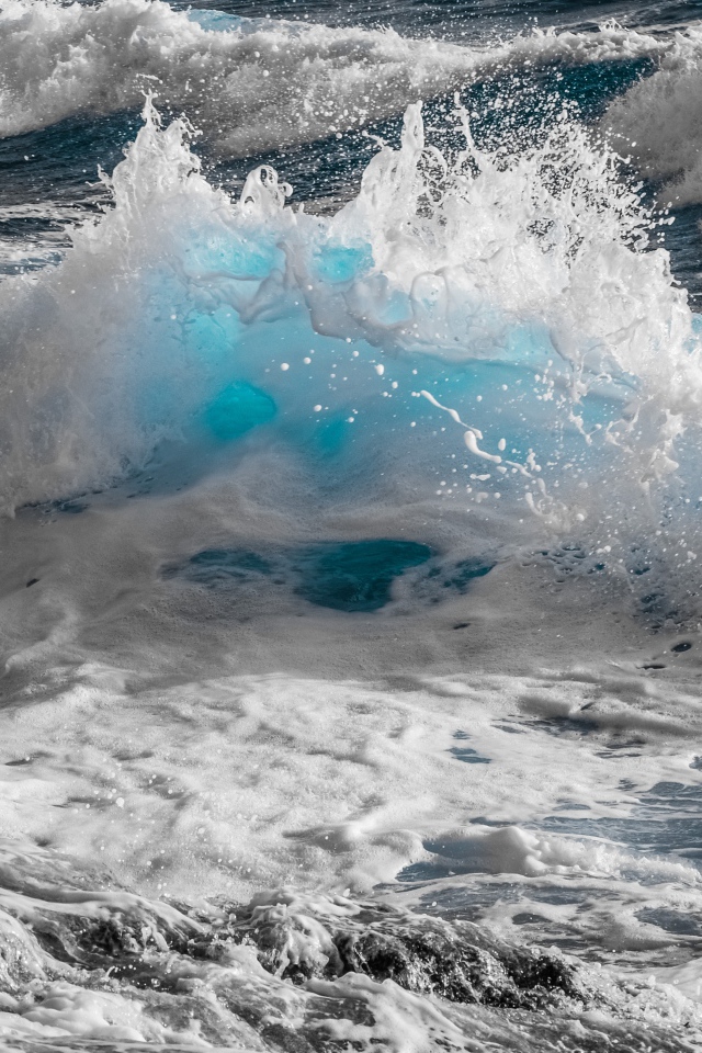 Бушующие морские волны с белой пеной 