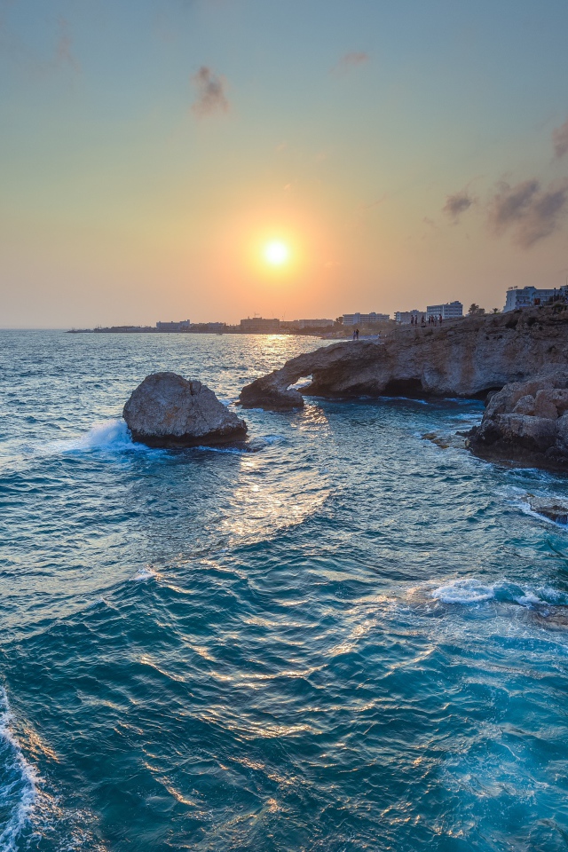 Морской прилив на закате солнца 