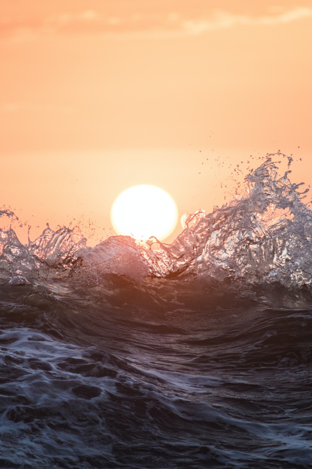 Морские волны в лучах солнца