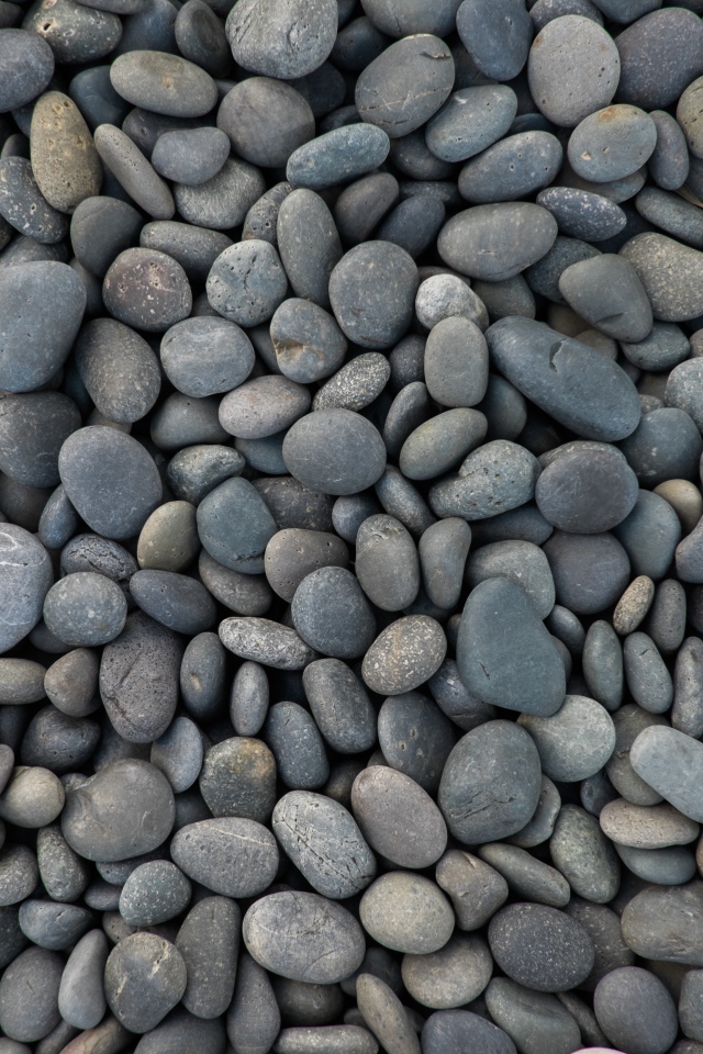Мелкие серые морские камни 