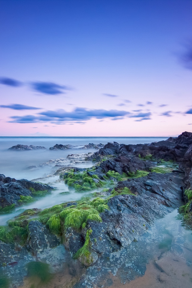 Камни на берегу моря в сумерках