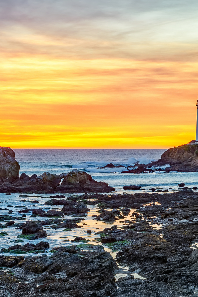 Камни на берегу моря на закате солнца