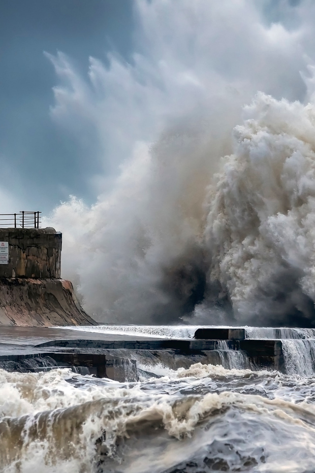 Штормовые волны бьются о маяк 