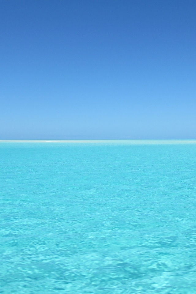 Нежная голубая гладь моря уходит в горизонт 