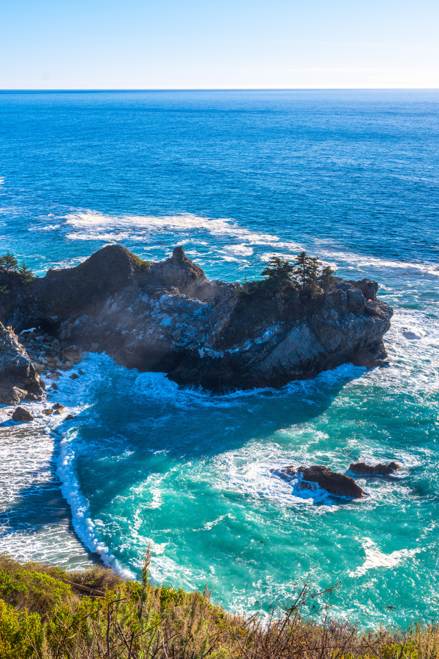 Вид на голубой океан и скалы, США 