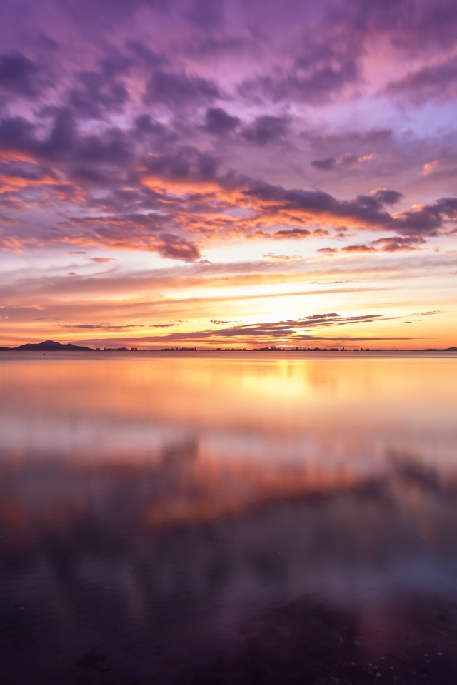 Красивый сиреневый закат над озером 