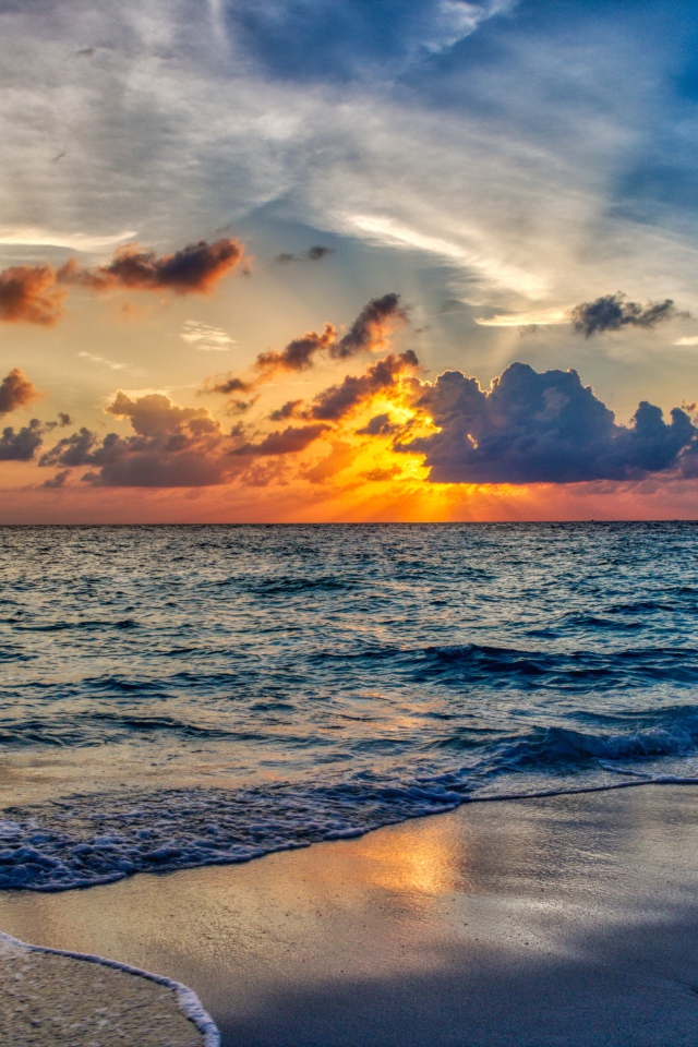 Красивый летний закат солнца над спокойным морем