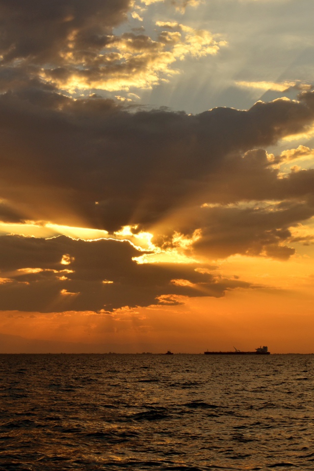 Красивый закат солнца в облаках над морем 